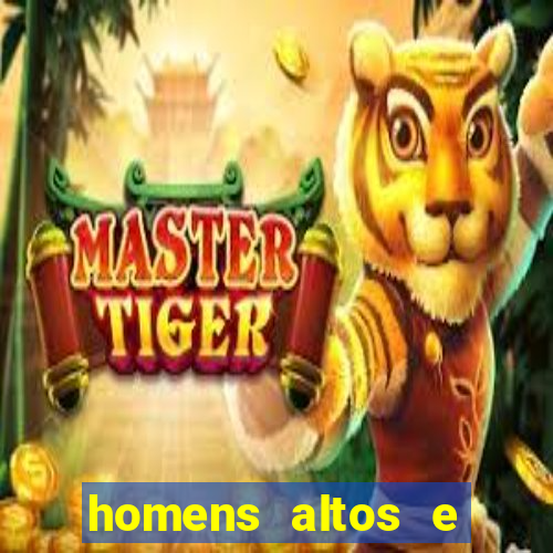 homens altos e sarados pelados